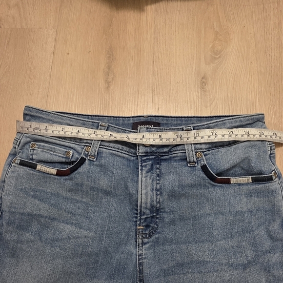 NYDJ Light Wash Stretch Boyfriend Embroidered Mid-Rise Cropped Jeans Size 6 - Picture 8 of 10